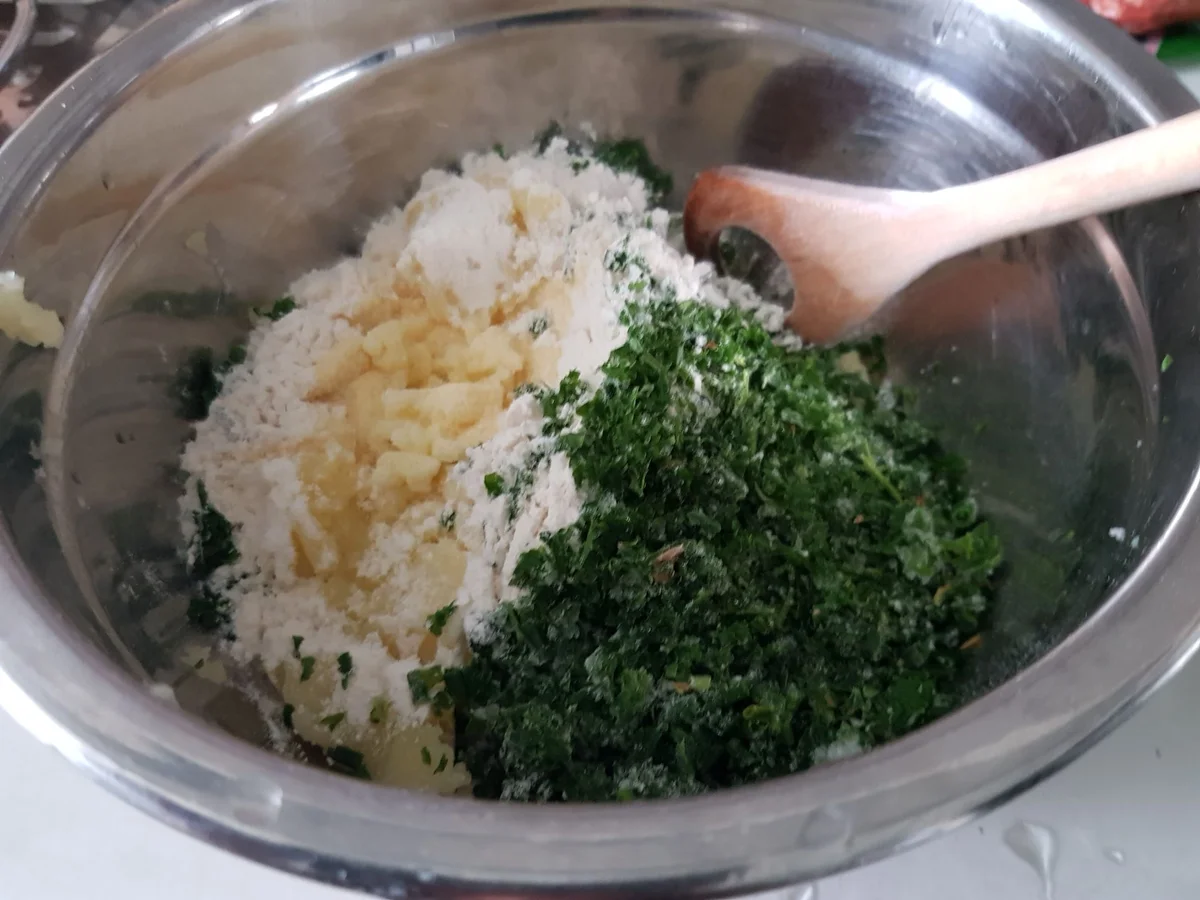 Kräuter-Kartoffelknödel mit Füllung und buntem Rahmgemüse - Rezept - Bild Nr. 14367