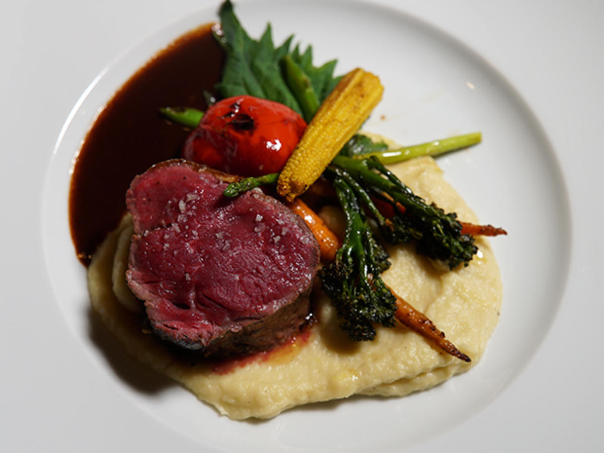 Rinderfilet mit Schokoladen-Rotweinjus, dazu Pastinakenpüree und Gemüse ...