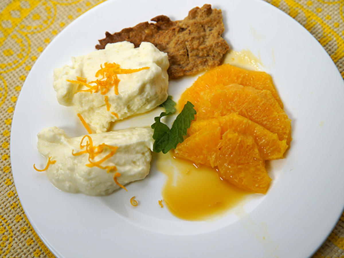 Zitronencreme auf Mandelcrunch mit Orangensalat und Caramelsauce - Rezept - Bild Nr. 2