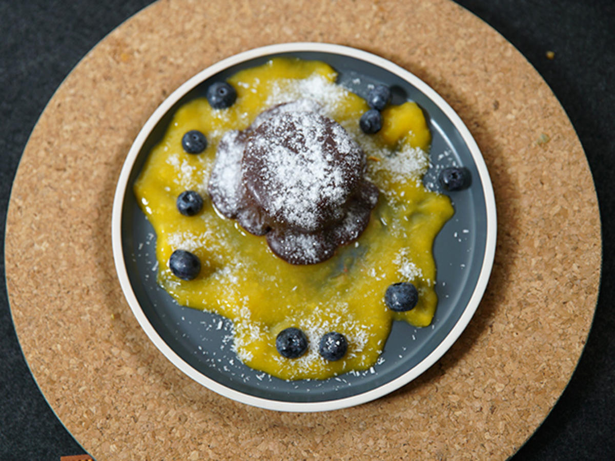 Cheesecake im Schokomantel an Mango-Spiegel und Beeren - Rezept - Bild Nr. 2