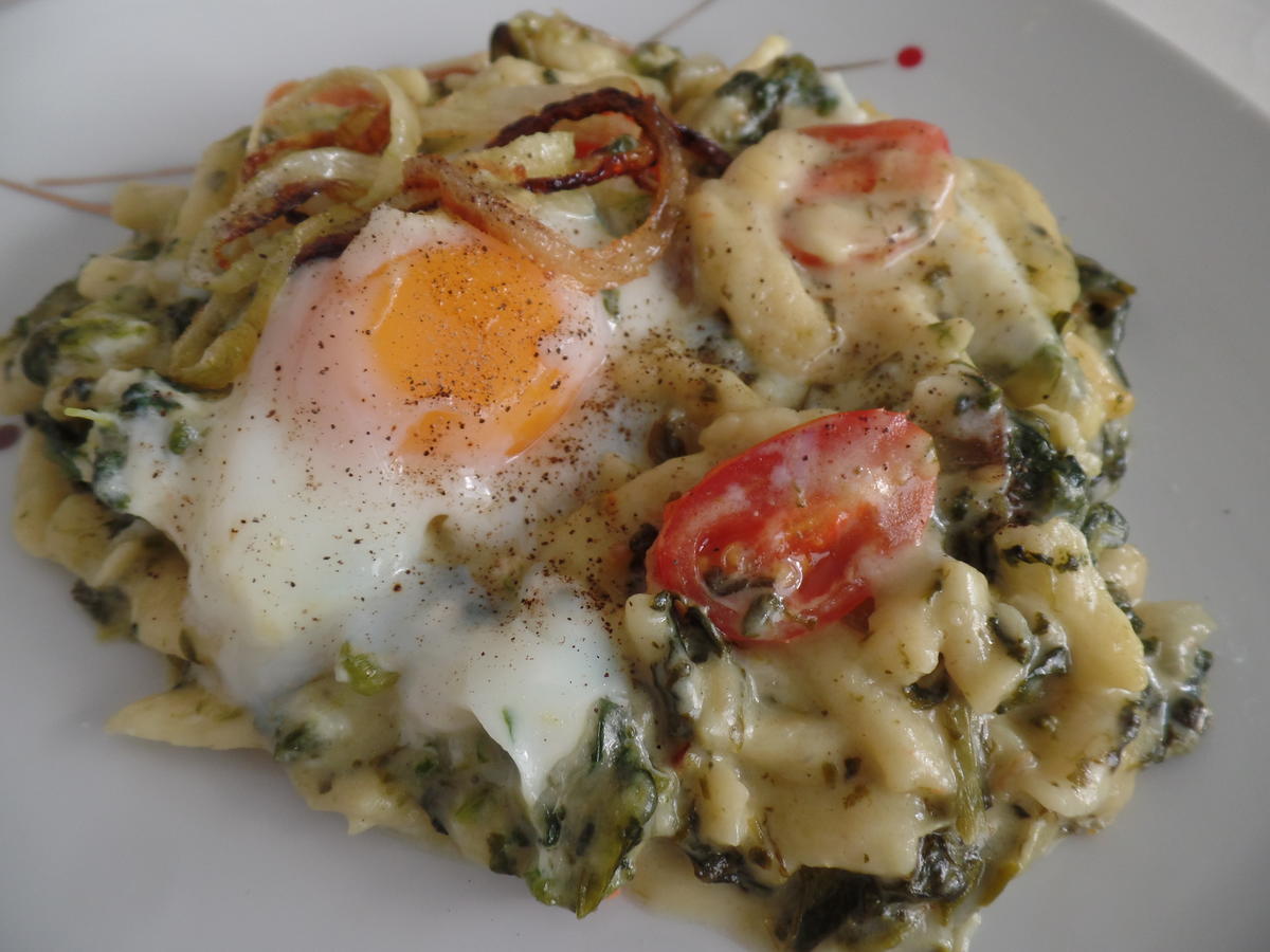Spätzle-Spinat-Eier -Auflauf mit Zwiebelringen on Topp - Rezept ...