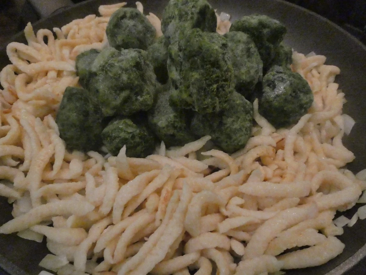 Rezept: Spätzle-Spinat-Eier -Auflauf mit Zwiebelringen on Topp Bild Nr. 14365 Spätzle-Spinat-Eier -Auflauf mit Zwiebelringen on Topp - Rezept - Bild Nr. 14365