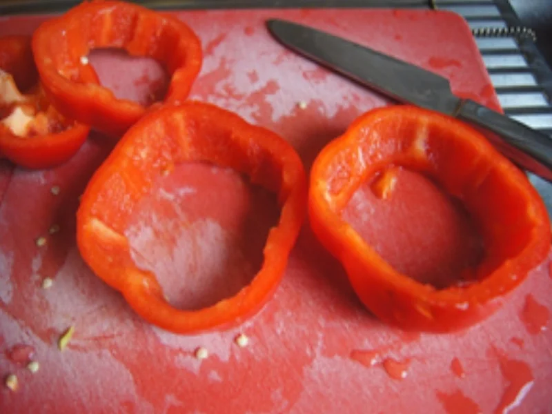 Spiegelei im Paprikaring mit Rahmwaldpilzen - Rezept - Bild Nr. 3