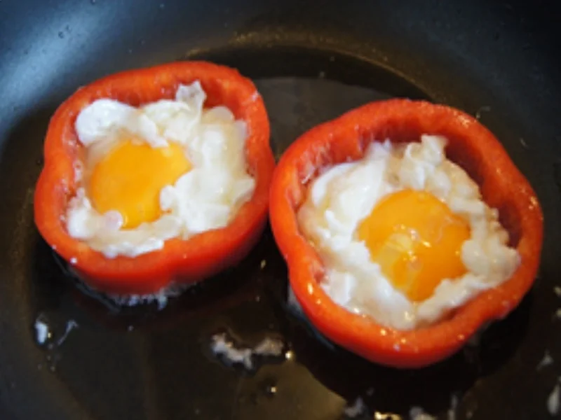 Spiegelei im Paprikaring mit Rahmwaldpilzen - Rezept - Bild Nr. 5