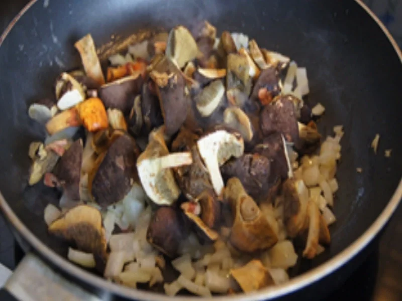 Spiegelei im Paprikaring mit Rahmwaldpilzen - Rezept - Bild Nr. 8