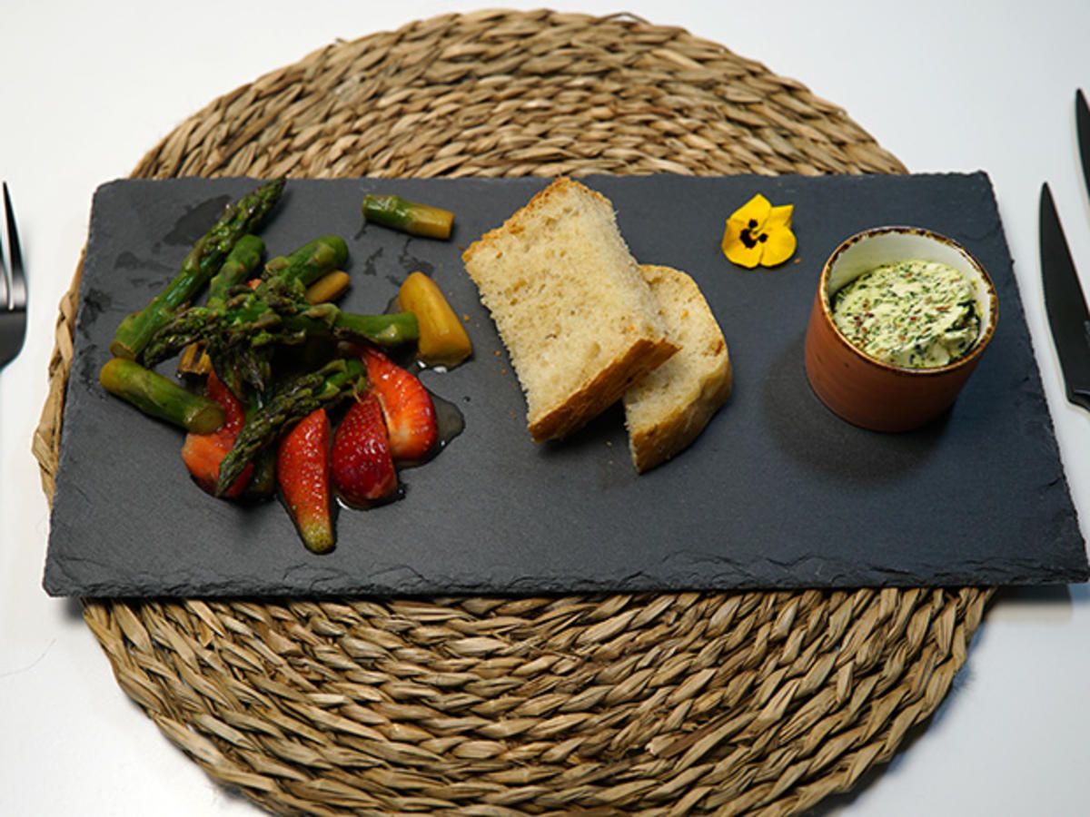 Warmer Spargelsalat mit Landbrot und Bärlauchbutter - Rezept - kochbar.de