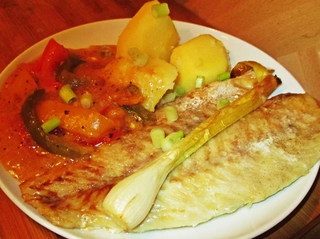 Rotbarschfilet mit Paprika-Tomatensoße - Rezept - Bild Nr. 14364