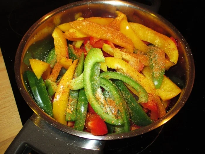 Rotbarschfilet mit Paprika-Tomatensoße - Rezept - Bild Nr. 14369