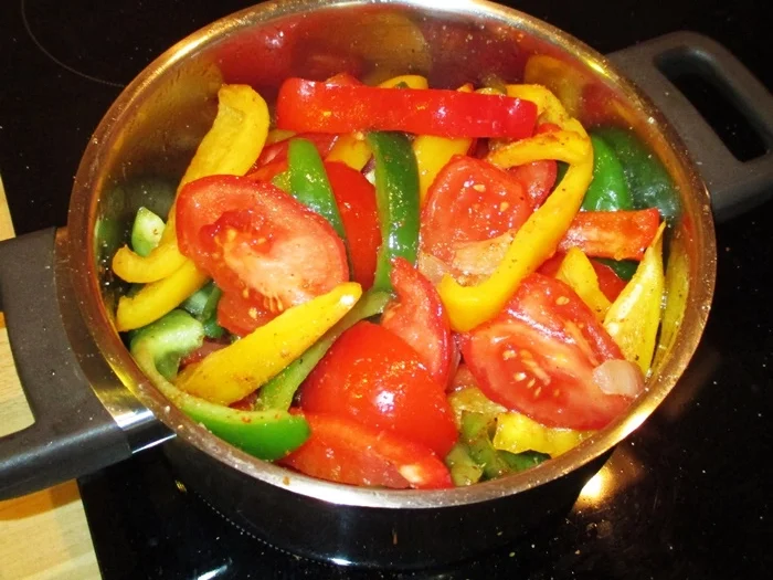Rotbarschfilet mit Paprika-Tomatensoße - Rezept - Bild Nr. 14370