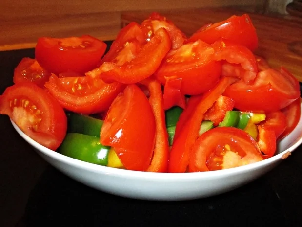 Rotbarschfilet mit Paprika-Tomatensoße - Rezept - Bild Nr. 14371
