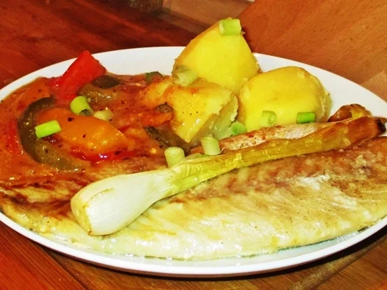 Rotbarschfilet mit Paprika-Tomatensoße - Rezept - Bild Nr. 14372