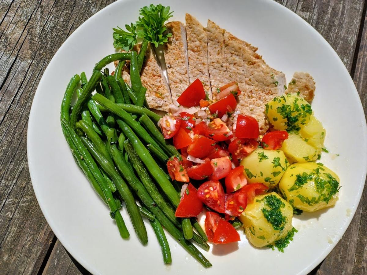 Schnitzel mit Bohnen und Tomatensalat - Rezept - Bild Nr. 8