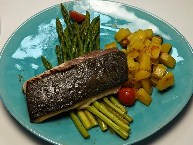 Kingfish auf gebratenem grünen Spargel dazu Rosmarinkartoffeln - Rezept - Bild Nr. 14383