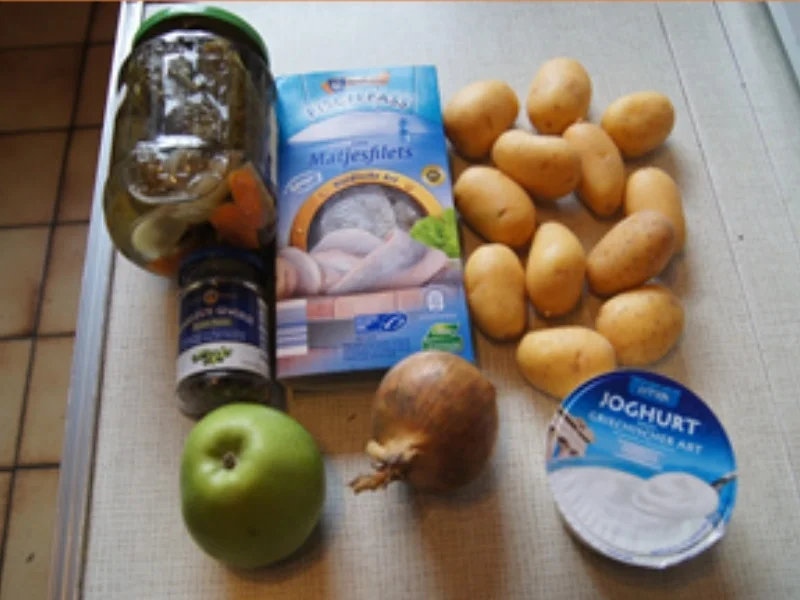 Matjesfiletsalat mit griechischen Joghurt und Kümmel-Pellkartoffeln - Rezept - Bild Nr. 14399