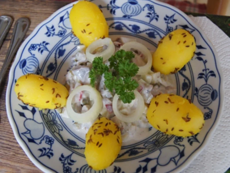 Matjesfiletsalat mit griechischen Joghurt und Kümmel-Pellkartoffeln - Rezept - Bild Nr. 14412