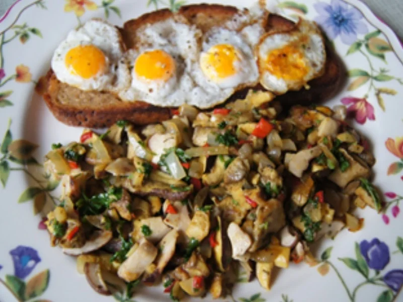 Waldpilzpfanne und geröstetes Bauernbrot mit Wachtel-Spiegeleiern - Rezept - Bild Nr. 14403