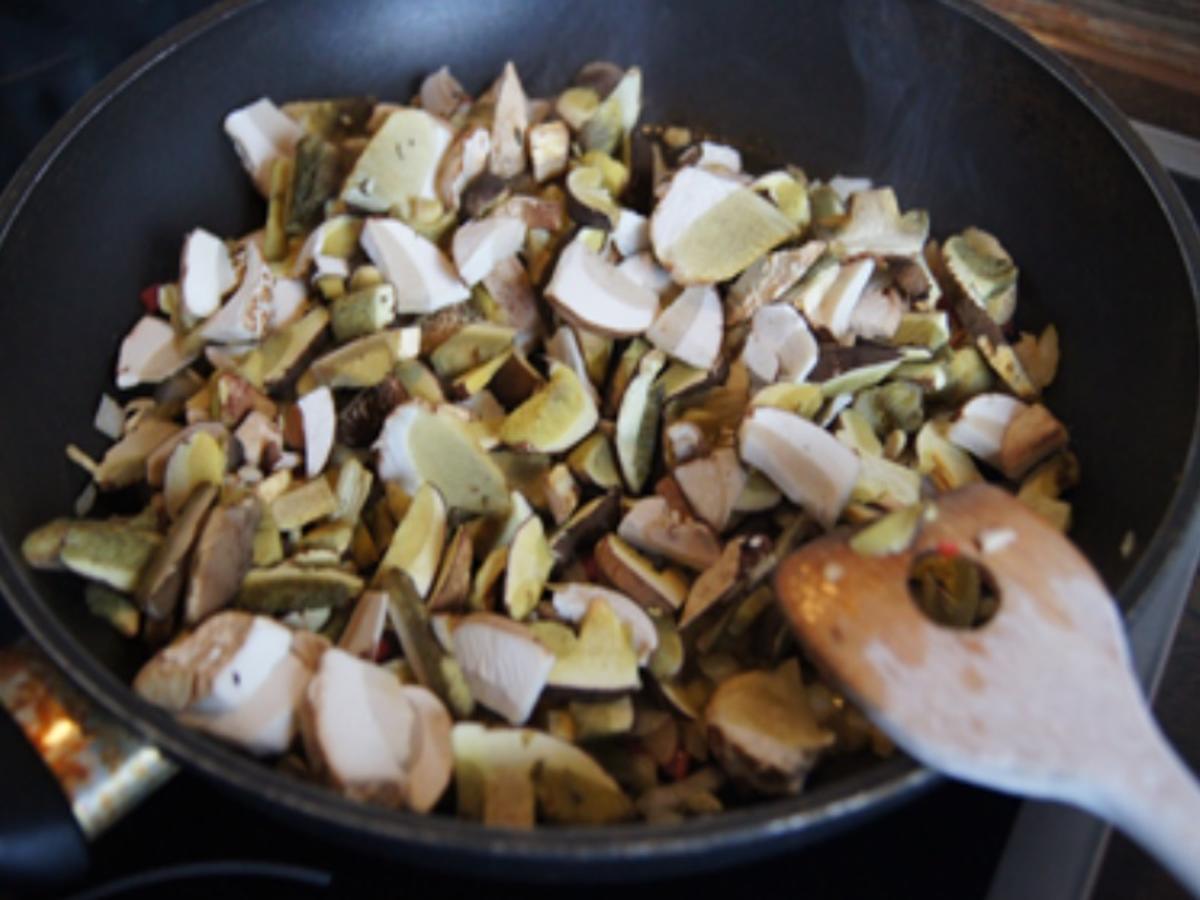 Waldpilzpfanne und geröstetes Bauernbrot mit Wachtel-Spiegeleiern - Rezept - Bild Nr. 14410