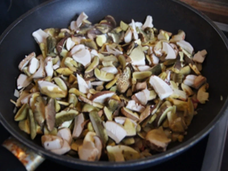 Waldpilzpfanne und geröstetes Bauernbrot mit Wachtel-Spiegeleiern - Rezept - Bild Nr. 14411