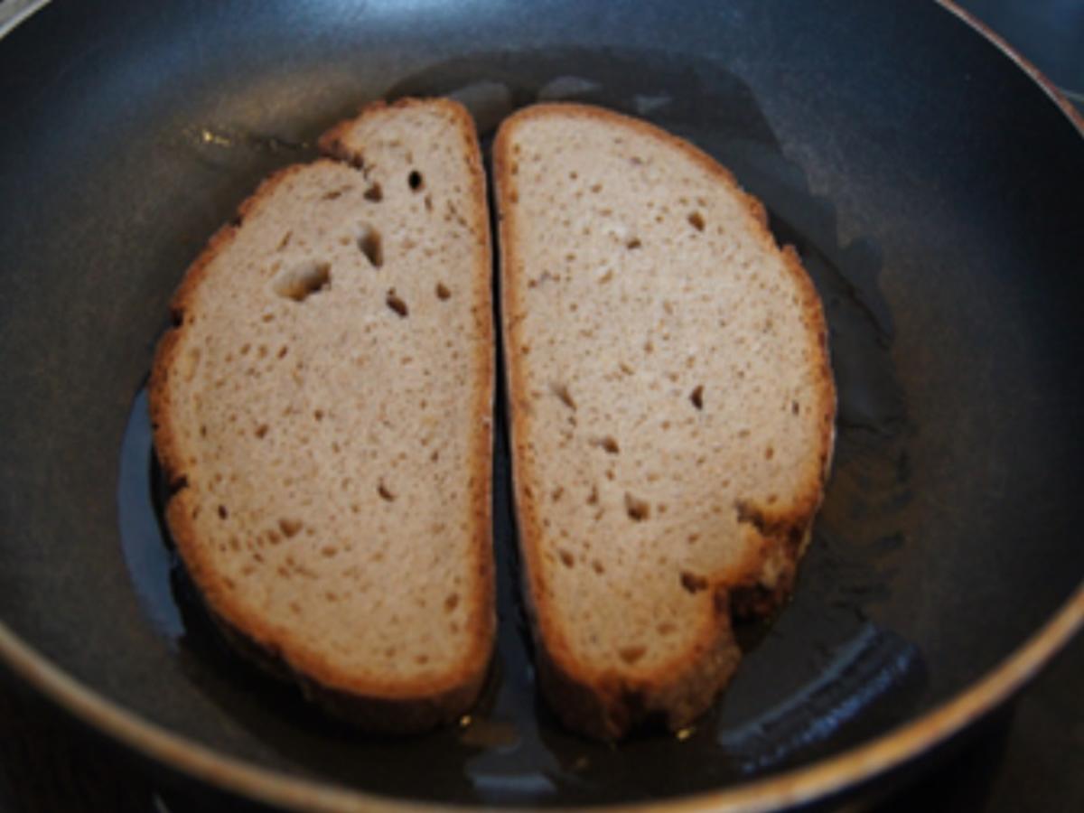 Waldpilzpfanne und geröstetes Bauernbrot mit Wachtel-Spiegeleiern - Rezept - Bild Nr. 14415