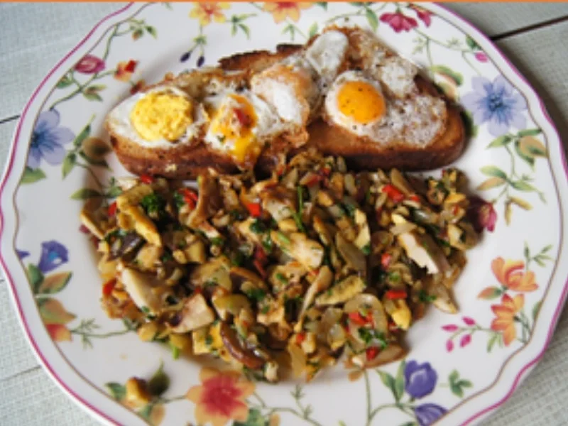 Waldpilzpfanne und geröstetes Bauernbrot mit Wachtel-Spiegeleiern - Rezept - Bild Nr. 14419