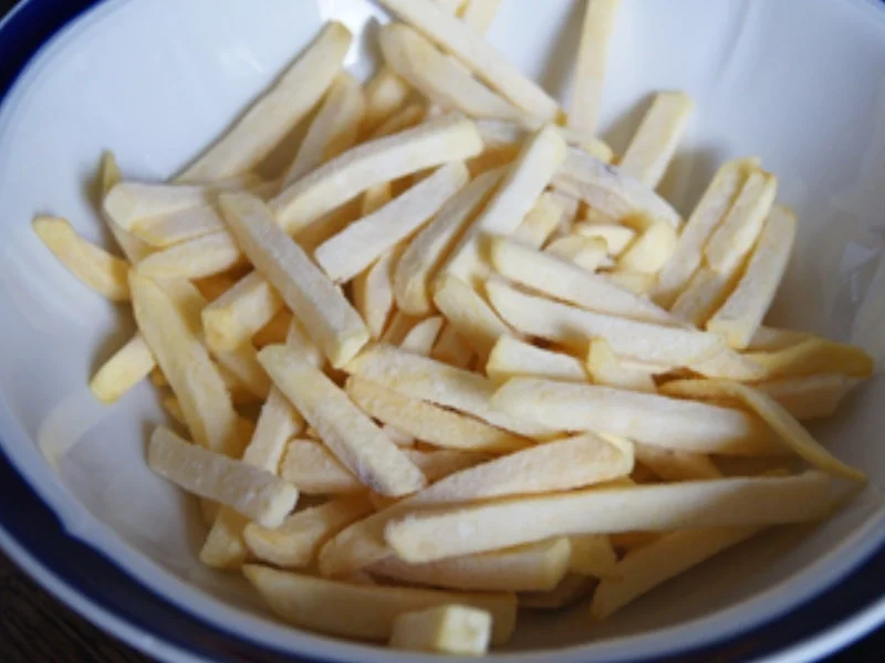 Knusprige Hähnchenkeule mit Pommes Frites und asiatischen Gurkensalat - Rezept - Bild Nr. 14409
