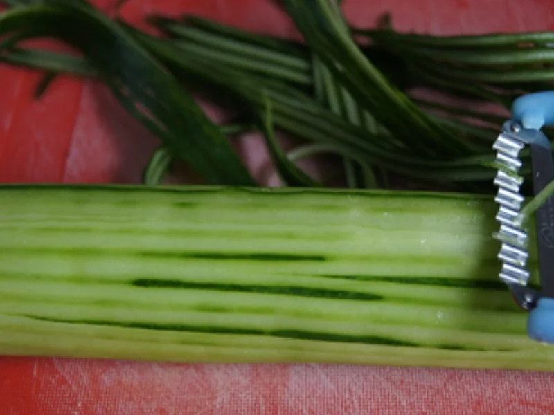Knusprige Hähnchenkeule mit Pommes Frites und asiatischen Gurkensalat - Rezept - Bild Nr. 14410