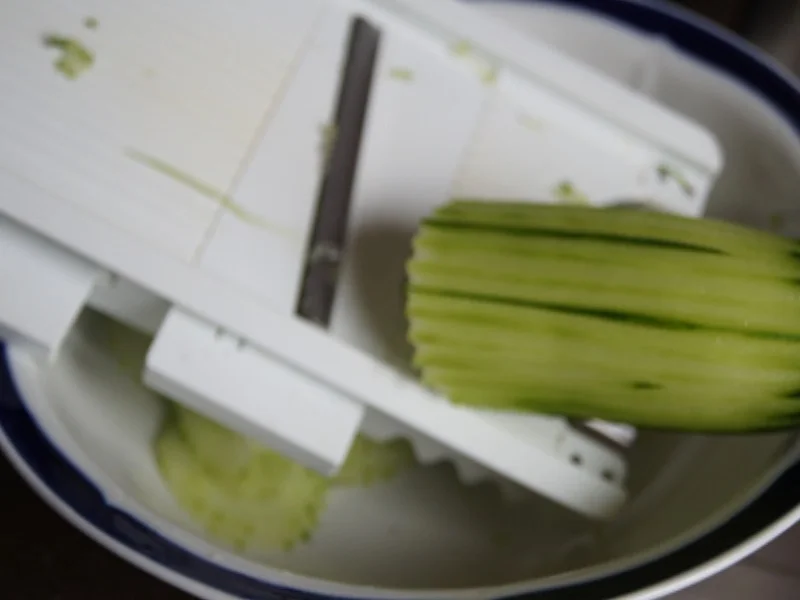 Knusprige Hähnchenkeule mit Pommes Frites und asiatischen Gurkensalat - Rezept - Bild Nr. 14411