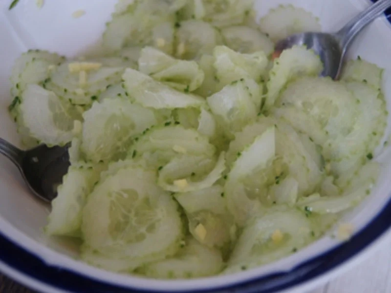 Knusprige Hähnchenkeule mit Pommes Frites und asiatischen Gurkensalat - Rezept - Bild Nr. 14412