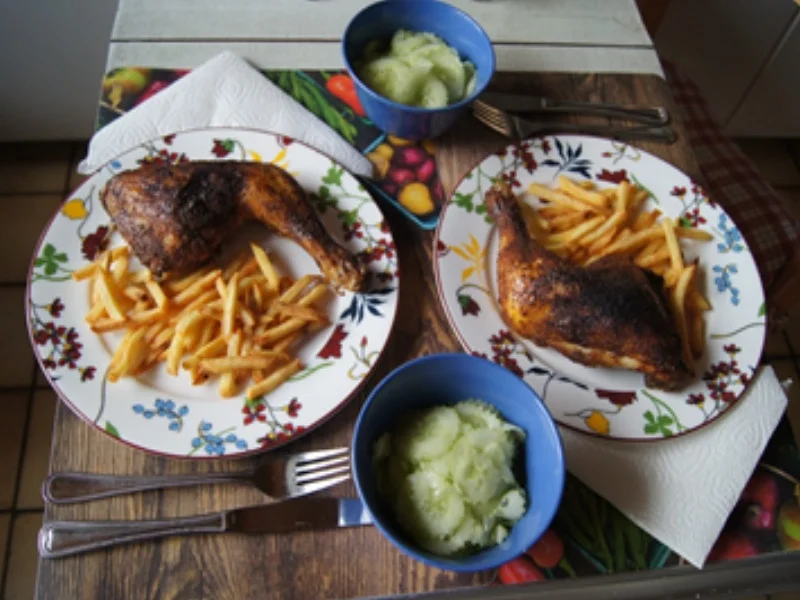 Knusprige Hähnchenkeule mit Pommes Frites und asiatischen Gurkensalat - Rezept - Bild Nr. 14414
