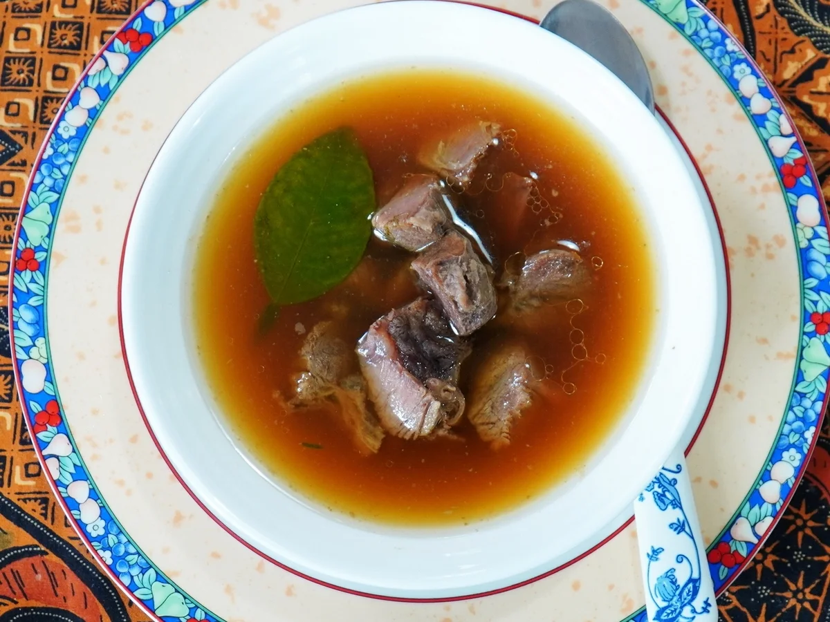 Klare Rindfleischsuppe "Legian Beach" --- Gulai sapi istimewa - Rezept - Bild Nr. 2
