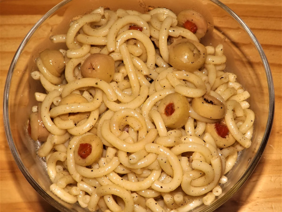 Rezept: Nudel-Oliven-Salat mit Essig-Öl-Dressing Bild Nr. 14391 Nudel-Oliven-Salat mit Essig-Öl-Dressing - Rezept - Bild Nr. 14391