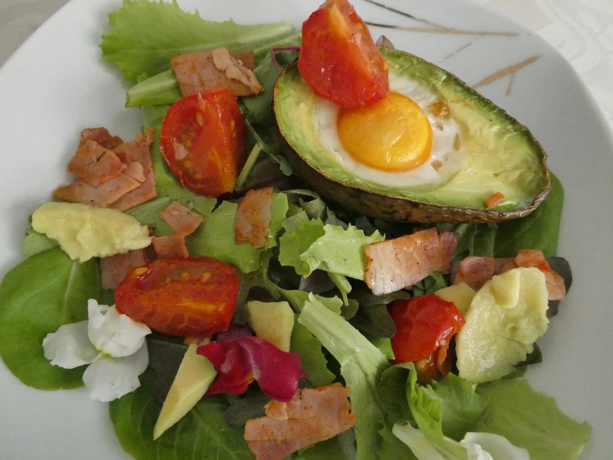 Avocado-Ei auf Wiesensalat - Rezept - Bild Nr. 14392