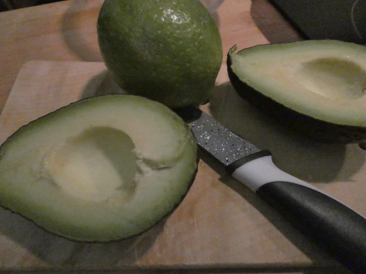 Avocado-Ei auf Wiesensalat - Rezept - Bild Nr. 14393