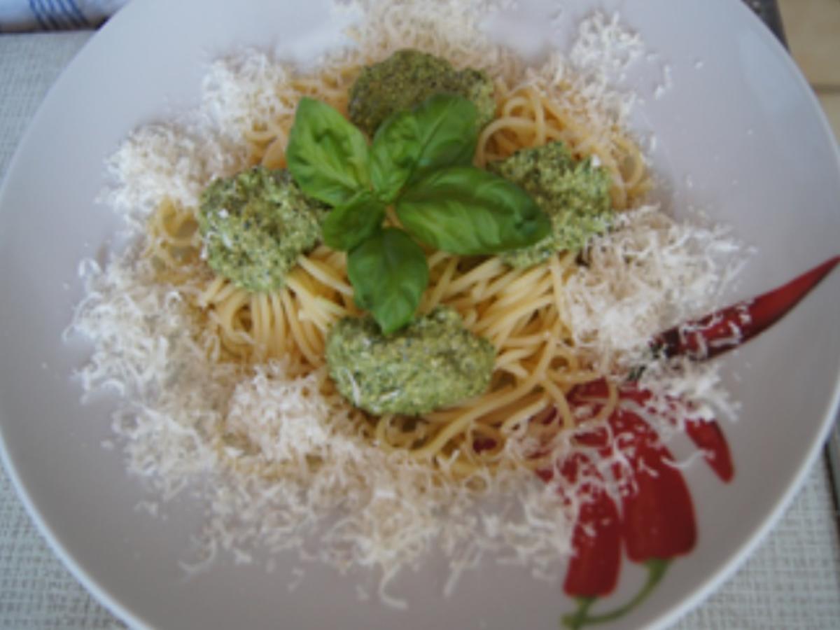 Spaghetti mit Basilikum-Pesto - Rezept mit Bild - kochbar.de