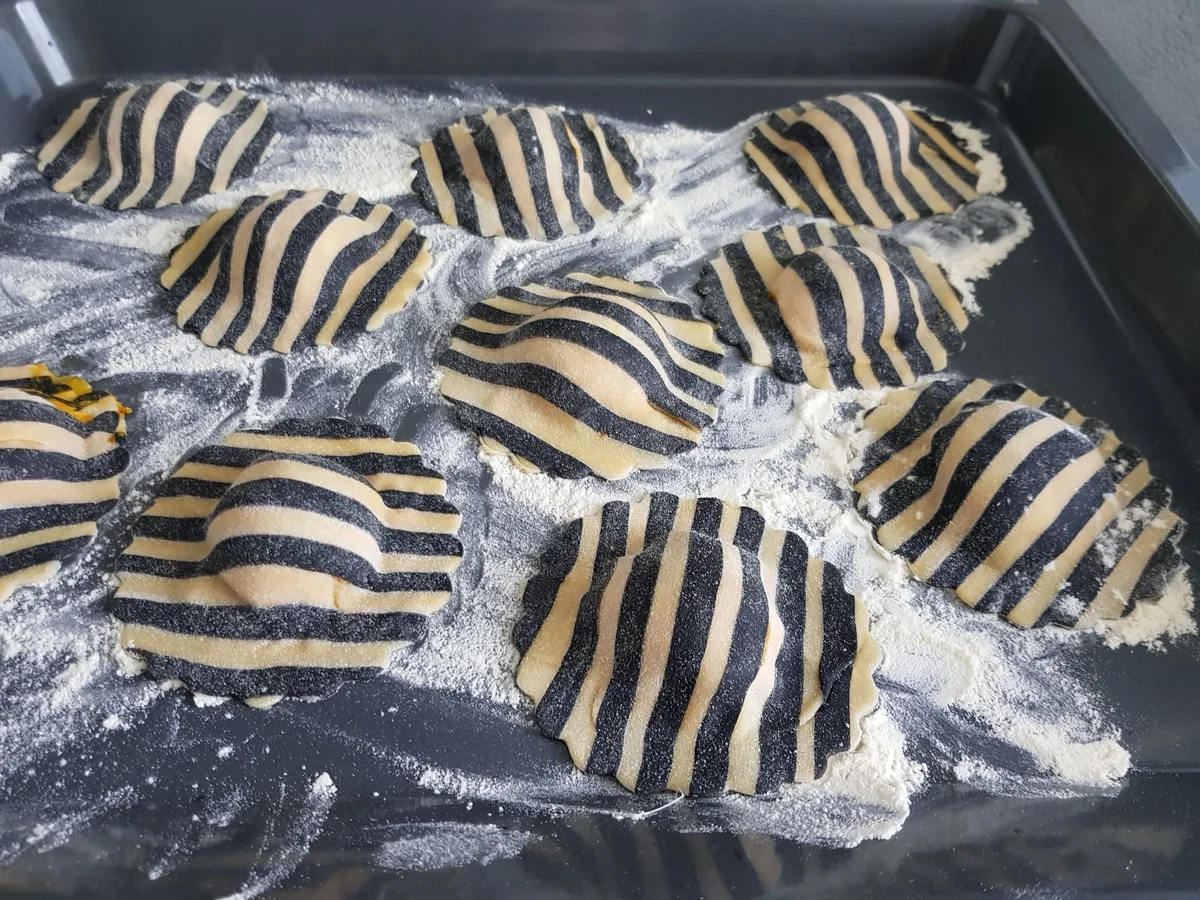 Rezept: XXL-Ravioli mit Kürbis-Füllung und Ricotta-Kürbis-Creme Bild Nr. 14394 XXL-Ravioli mit Kürbis-Füllung und Ricotta-Kürbis-Creme - Rezept - Bild Nr. 14394