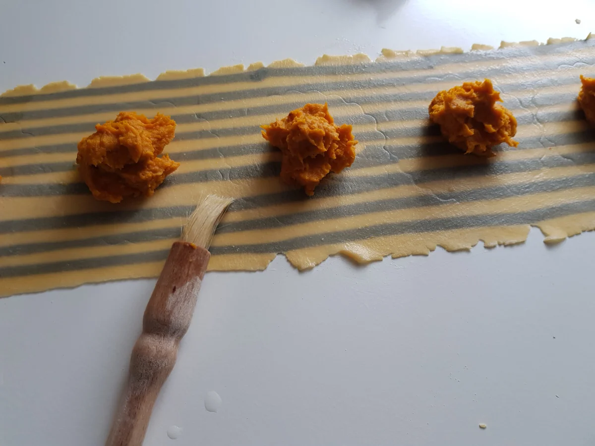 Rezept: XXL-Ravioli mit Kürbis-Füllung und Ricotta-Kürbis-Creme Bild Nr. 14397 XXL-Ravioli mit Kürbis-Füllung und Ricotta-Kürbis-Creme - Rezept - Bild Nr. 14397