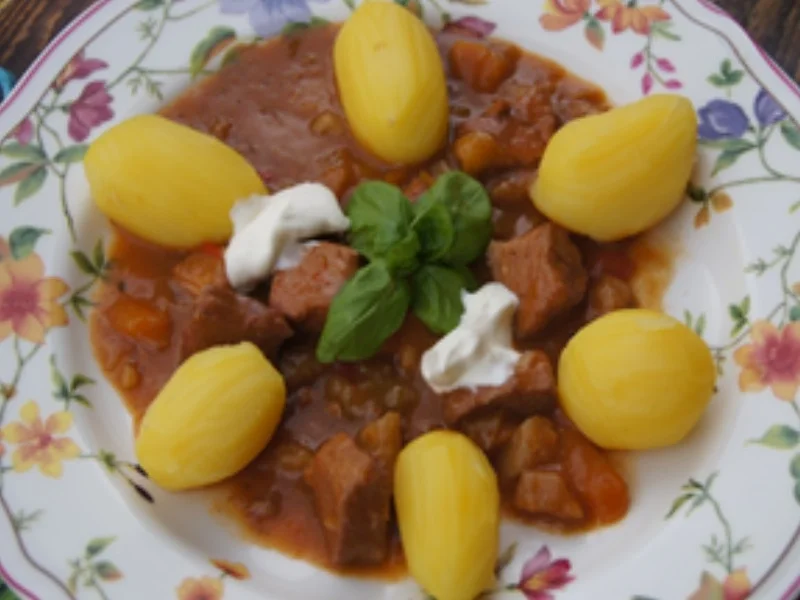 Schweinegulasch mit gemischten Gemüse und Drillingen - Rezept - Bild Nr. 14394