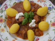 Schweinegulasch mit gemischten Gemüse und Drillingen - Rezept - Bild Nr. 14394