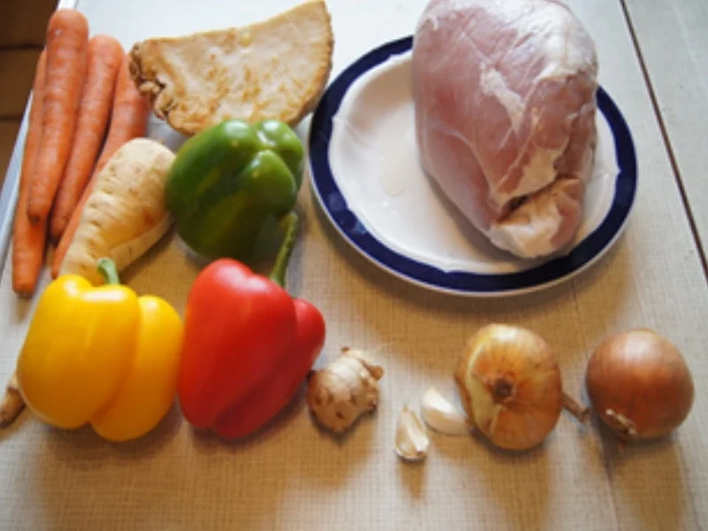 Schweinegulasch mit gemischten Gemüse und Drillingen - Rezept - Bild Nr. 14395