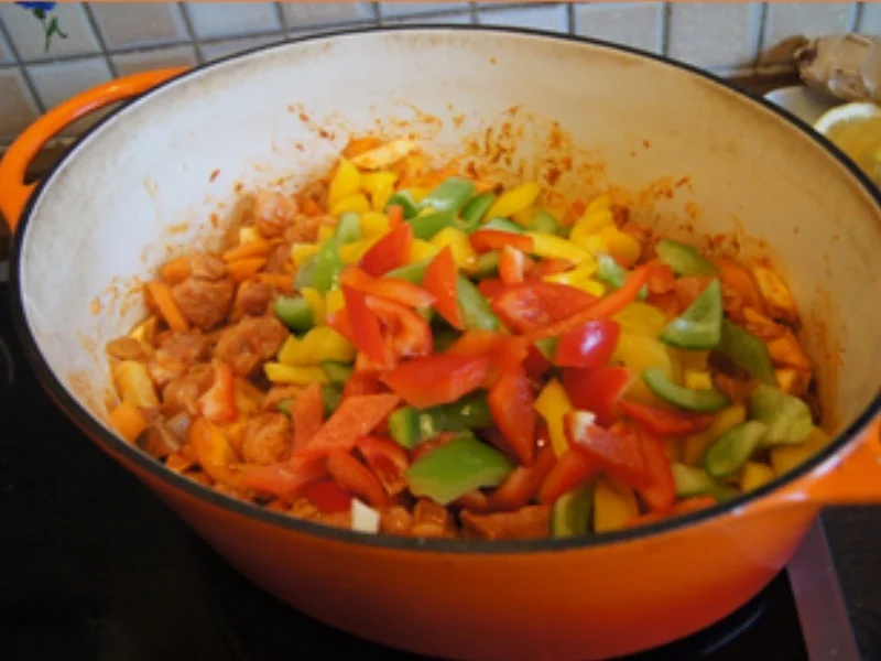 Schweinegulasch mit gemischten Gemüse und Drillingen - Rezept - Bild Nr. 14418