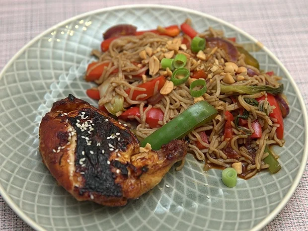 Soja-Maishähnchen mit Buchweizennudeln und Wok-Gemüse - Rezept - Bild Nr. 2