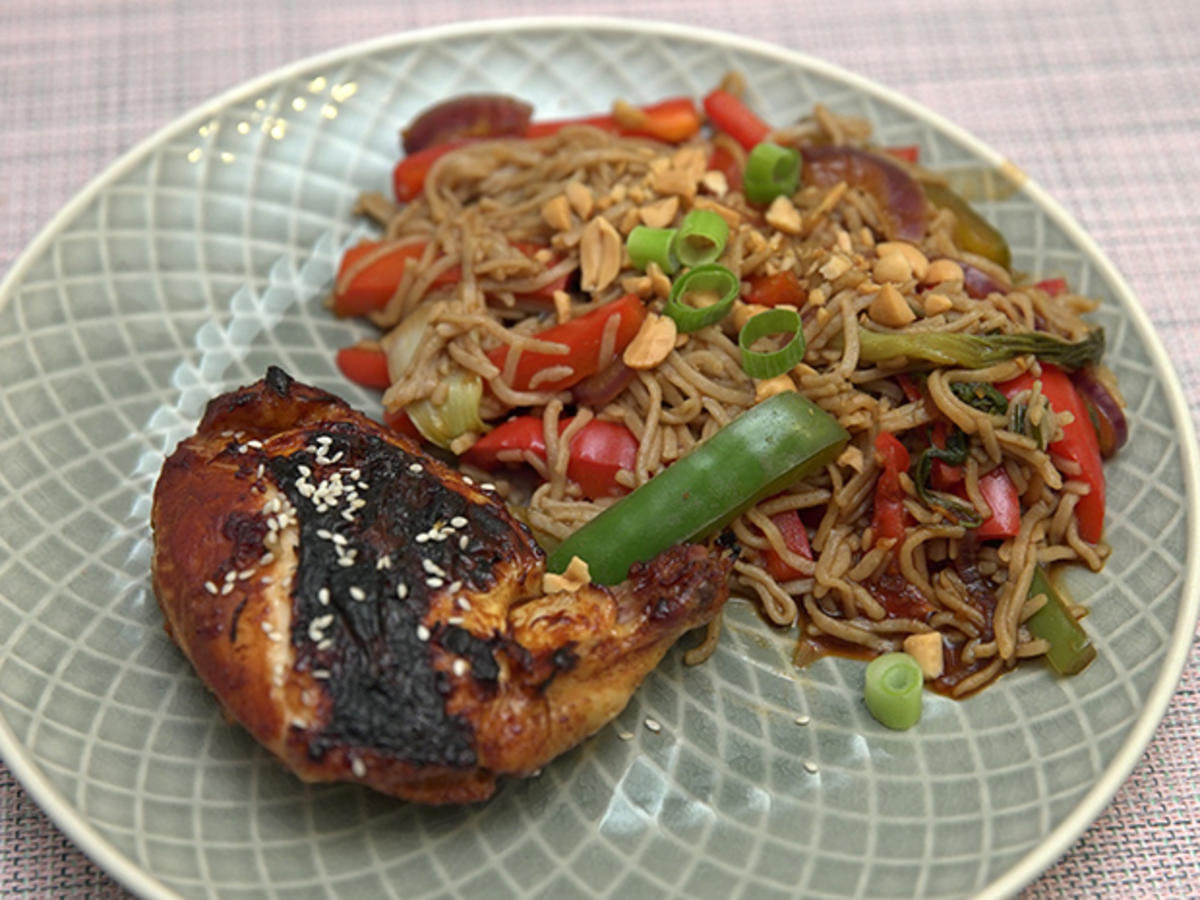 Soja-Maishähnchen mit Buchweizennudeln und Wok-Gemüse - Rezept - kochbar.de