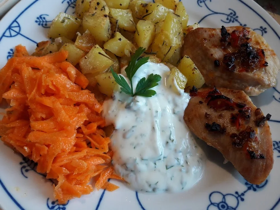 Rezept: Putenbrust mit Kartoffelwürfel und Möhrensalat Bild Nr. 2 Putenbrust mit Kartoffelwürfel und Möhrensalat - Rezept - Bild Nr. 2