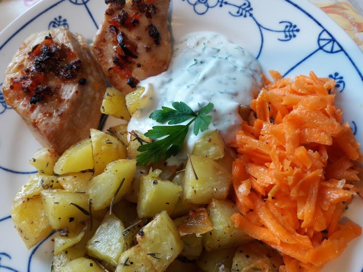 Putenbrust mit Kartoffelwürfel und Möhrensalat - schnell &amp; einfach ...