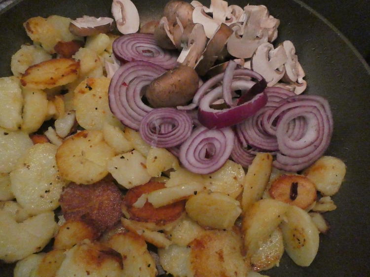 Bratkartoffeln mit Champignons - Rezept - kochbar.de