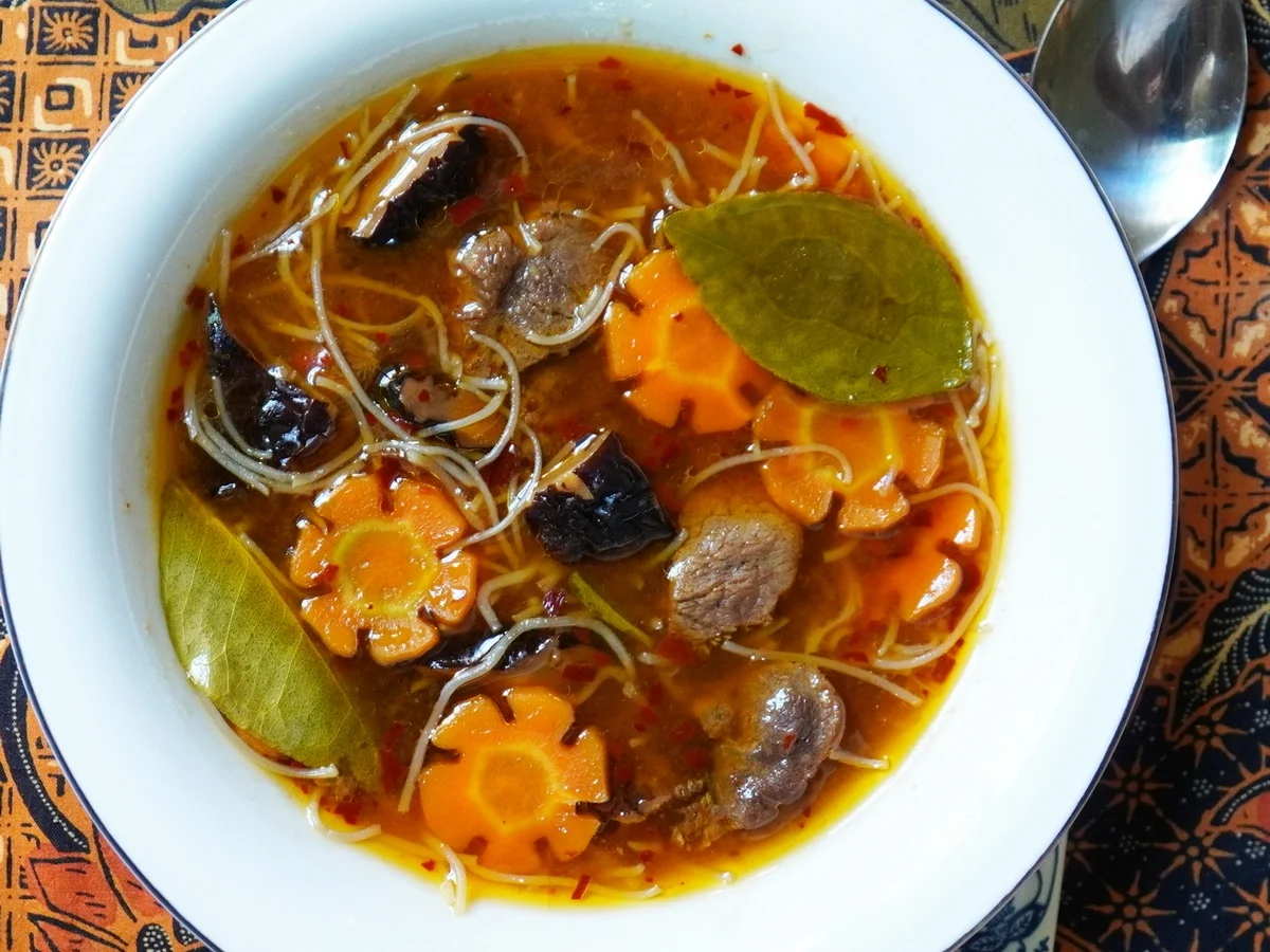 Glasnudelsuppe mit Rindfleisch, Karotten und Pilzen - Rezept - Bild Nr. 14411