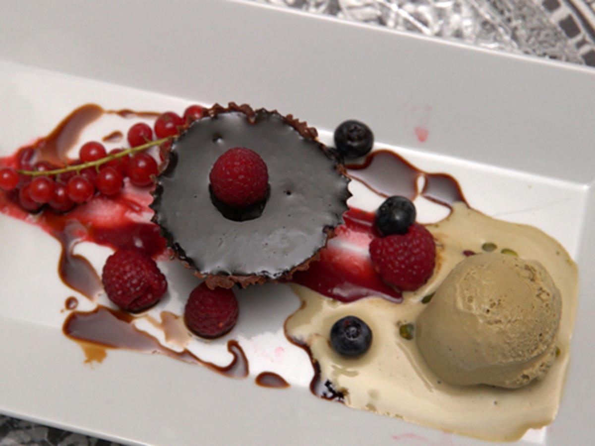 Schokoförmchen mit Vanille-Mousse und Pistazieneis - Rezept - kochbar.de