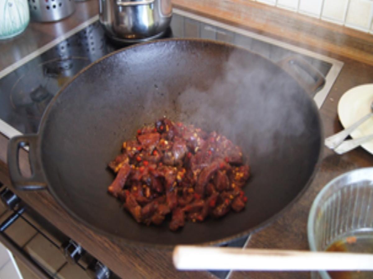 Rindfleisch mit Möhren-Zwiebel-Gemüse im Wok und Basmatireis - Rezept - Bild Nr. 9