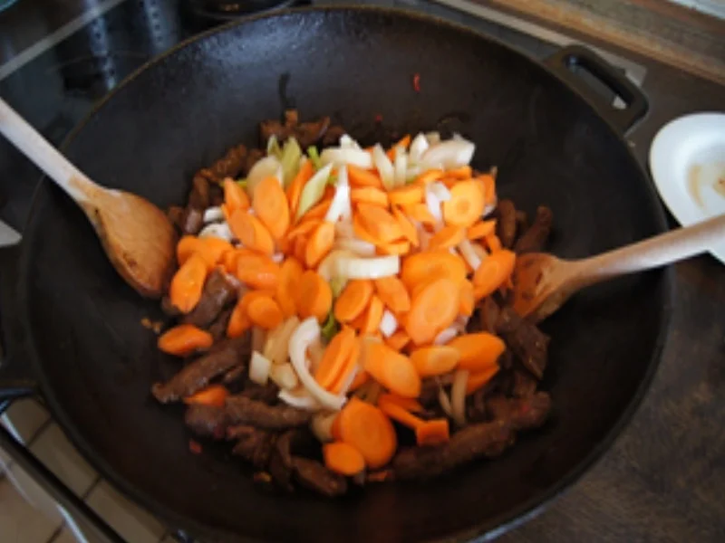 Rezept: Rindfleisch mit Möhren-Zwiebel-Gemüse im Wok und Basmatireis Bild Nr. 10 Rindfleisch mit Möhren-Zwiebel-Gemüse im Wok und Basmatireis - Rezept - Bild Nr. 10