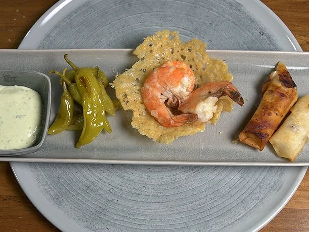 Gebratene Peperoni mit Knoblauchsoße, gefüllte Röllchen und Garnelen im Parmesankörbchen - Rezept - Bild Nr. 14418